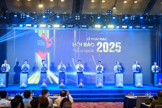 Các đại biểu bấm nút chính thức khai mạc Hội báo Toàn quốc năm 2025.