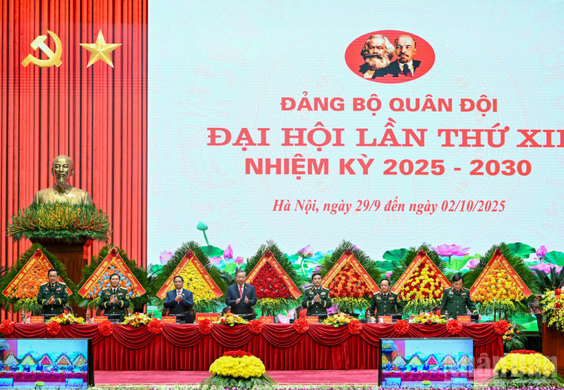 Tổng Bí thư Tô Lâm, Bí thư Quân ủy Trung ương và các đồng chí trong Đoàn Chủ tịch điều hành Đại hội.