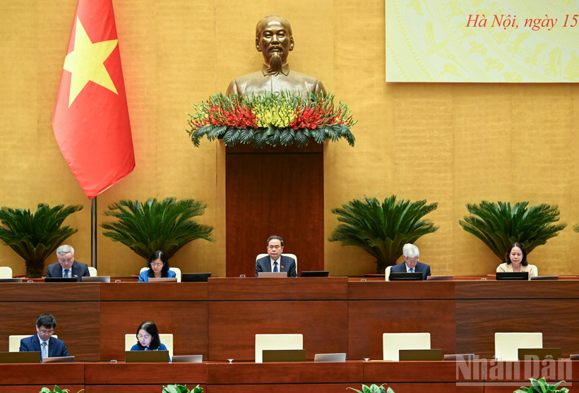 Chủ tịch Quốc hội Trần Thanh Mẫn, Chủ tịch Hội đồng Bầu cử quốc gia và các Phó Chủ tịch Hội đồng Bầu cử quốc gia chủ trì hội nghị. (Ảnh: DUY LINH)