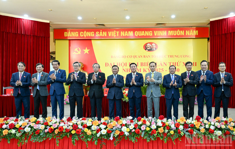 Thường trực Ban Bí thư Trần Cẩm Tú cùng các đại biểu và Đảng viên Đảng bộ cơ quan Ban Tổ chức Trung ương.