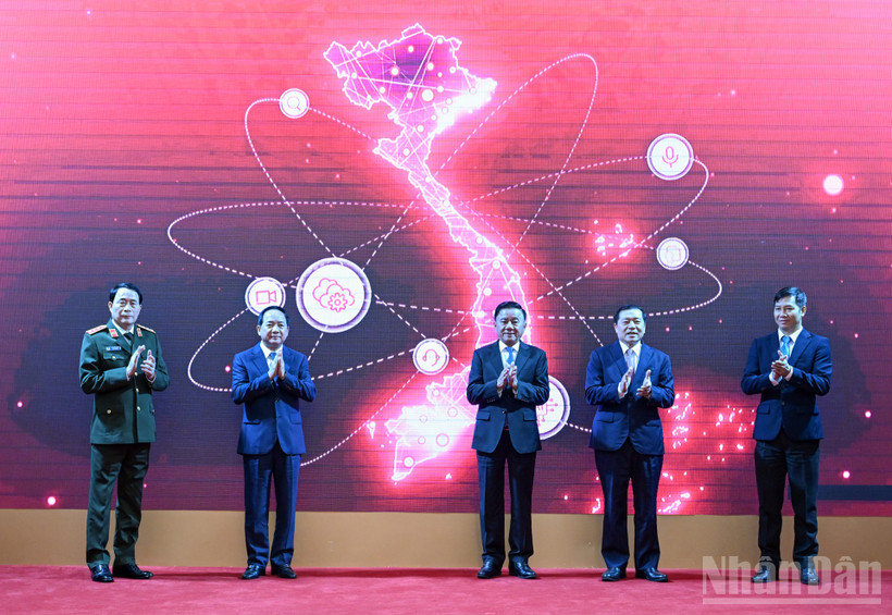 Thường trực Ban Bí thư Trần Cẩm Tú và các đại biểu thực hiện nghi thức ra mắt App TGDV trên điện thoại di động. (Ảnh: DUY LINH) 