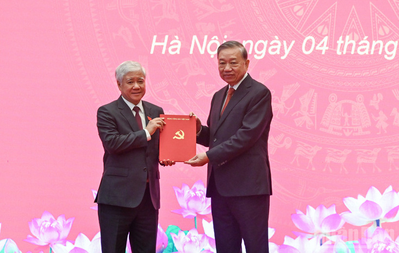 Tổng Bí thư Tô Lâm trao quyết định của Bộ Chính trị cho đồng chí Đỗ Văn Chiến. (Ảnh: DUY LINH)