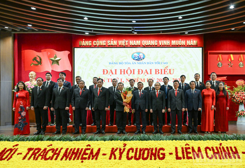 Đồng chí Trần Cẩm Tú, Ủy viên Bộ Chính trị, Thường trực Ban Bí thư, Bí thư Đảng ủy các cơ quan Đảng Trung ương trao quyết định và tặng hoa chúc mừng Ban Chấp hành Đảng bộ Tòa án nhân dân tối cao nhiệm kỳ 2025-2030. 
