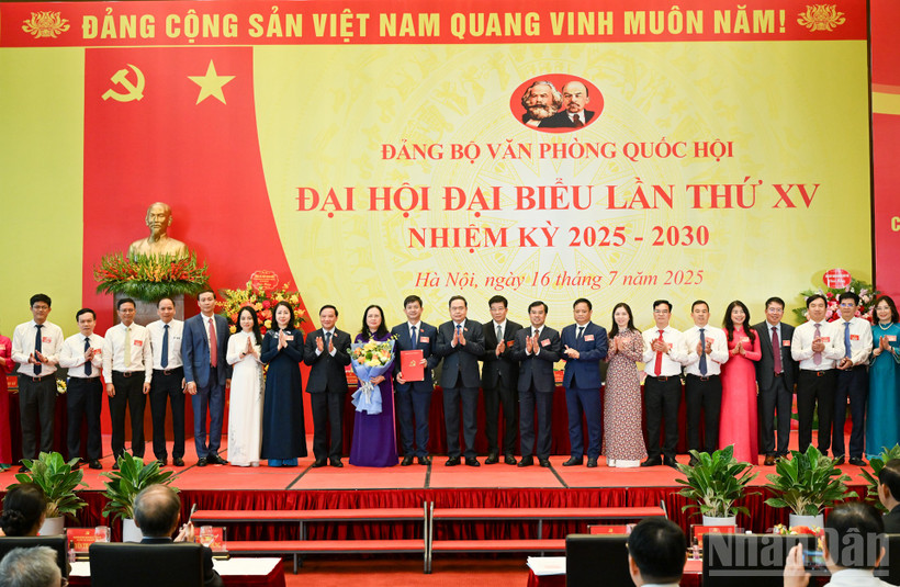 Bí thư Đảng ủy Quốc hội, Chủ tịch Quốc hội Trần Thanh Mẫn trao quyết định, chúc mừng Ban Chấp hành Đảng bộ Văn phòng Quốc hội, nhiệm kỳ 2025-2030. 
