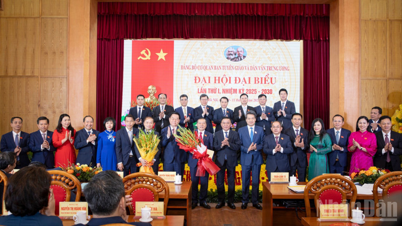Thường trực Ban Bí thư, Bí thư Đảng ủy các cơ quan Đảng Trung ương Trần Cẩm Tú; Trưởng Ban Tuyên giáo và Dân vận Trung ương Nguyễn Trọng Nghĩa tặng hoa chúc mừng Ban Chấp hành Đảng bộ cơ quan Ban Tuyên giáo và Dân vận Trung ương nhiệm kỳ 2025-2030.