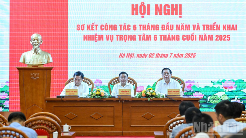 Thường trực Ban Bí thư Trần Cẩm Tú cùng các đồng chí lãnh đạo chủ trì hội nghị.