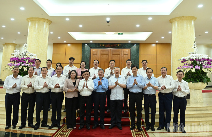 Thường trực Ban Bí thư Trần Cẩm Tú cùng các đồng chí Bộ Chính trị, Ban Bí thư và các đại biểu với Ban Thường vụ Tỉnh ủy Vĩnh Long.