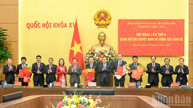 Bí thư Đảng ủy Quốc hội, Chủ tịch Quốc hội Trần Thanh Mẫn cùng các Phó Chủ tịch Quốc hội, Phó Bí thư Đảng ủy Quốc hội trao quyết định, tặng hoa chúc mừng các đồng chí: Lâm Văn Mẫn, Hoàng Duy Chinh, Phùng Khánh Tài, Đặng Ngọc Huy. 