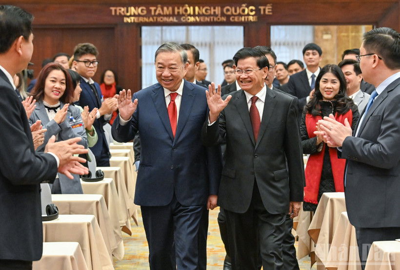 Tổng Bí thư Tô Lâm và Tổng Bí thư, Chủ tịch nước Lào Thongloun Sisoulith dự hội nghị Hội nghị thông báo kết quả Đại hội đại biểu toàn quốc lần thứ XII Đảng Nhân dân cách mạng Lào. (Ảnh: DUY LINH)