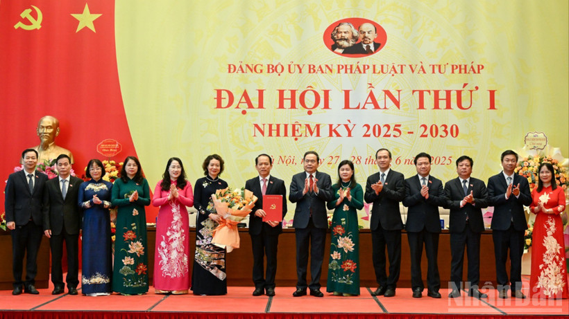 Bí thư Đảng ủy Quốc hội, Chủ tịch Quốc hội Trần Thanh Mẫn trao quyết định, tặng hoa chúc mừng Ban Chấp hành Đảng bộ Ủy ban Pháp và Tư pháp nhiệm kỳ 2025-2030.