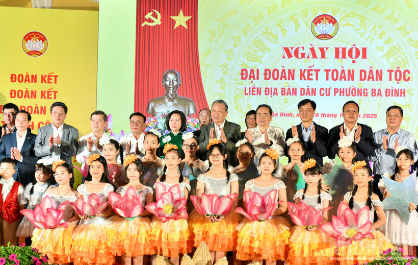 Tổng Bí thư Tô Lâm, Chủ tịch Quốc hội Trần Thanh Mẫn, Thường trực Ban Bí thư Trần Cẩm Tú và các đại biểu với nhân dân, thiếu nhi tại ngày hội. (Ảnh: DUY LINH)