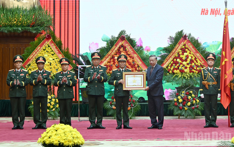 Tổng Bí thư Tô Lâm trao danh hiệu Anh hùng Lực lượng vũ trang nhân dân tặng Bộ Tổng tham mưu Quân đội nhân dân Việt Nam. 