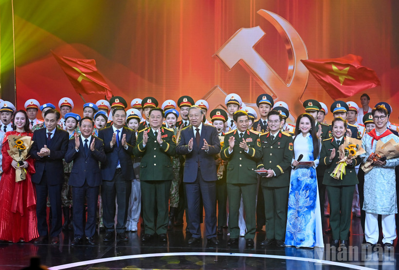 Tổng Bí thư Tô Lâm cùng các đồng chí lãnh đạo Đảng, Nhà nước và các đại biểu, nghệ sĩ tại chương trình. (Ảnh: DUY LINH)