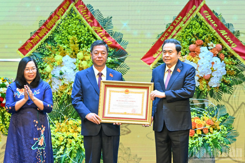 Chủ tịch Quốc hội Trần Thanh Mẫn trao tặng Huân chương Lao động hạng Nhất cho Nhà xuất bản Chính trị quốc gia Sự Thật. (Ảnh: DUY LINH) 