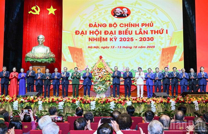 Tổng Bí thư Tô Lâm tặng hoa chúc mừng Đại hội Đảng bộ Chính phủ lần thứ I.