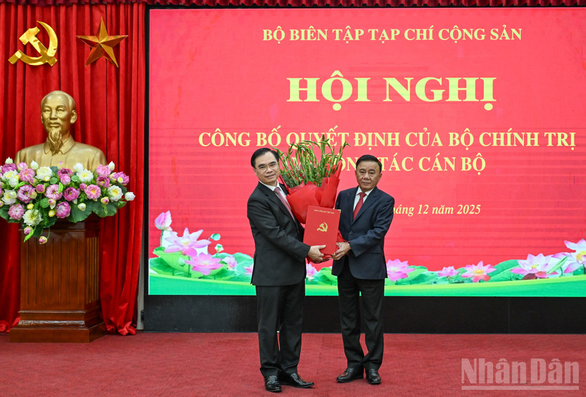 Thường trực Ban Bí thư Trần Cẩm Tú trao Quyết định của Bộ Chính trị, tặng hoa chúc mừng đồng chí Dương Trung Ý. (Ảnh: DUY LINH) 