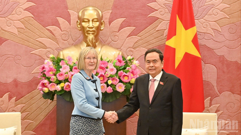 Chủ tịch Quốc hội Trần Thanh Mẫn và Đại sứ Australia Gillian Bird.