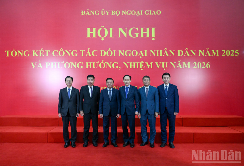 Thường trực Ban Bí thư Trần Cẩm Tú với các đồng chí lãnh đạo Bộ Ngoại giao tại hội nghị. (Ảnh: DUY LINH)