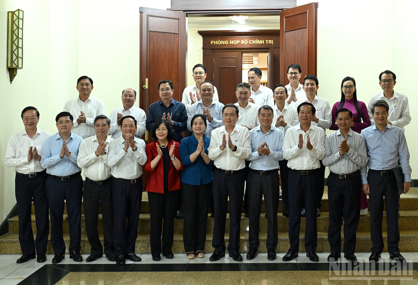 Chủ tịch Quốc hội Trần Thanh Mẫn cùng các đồng chí Bộ Chính trị, Ban Bí thư và các đại biểu với Ban Thường vụ Thành ủy Cần Thơ.