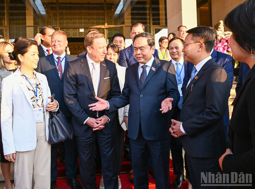 Chủ tịch Quốc hội Trần Thanh Mẫn trao đổi với các đại biểu đoàn doanh nghiệp cấp cao Hội đồng kinh doanh Châu Âu-ASEAN. (Ảnh: DUY LINH)