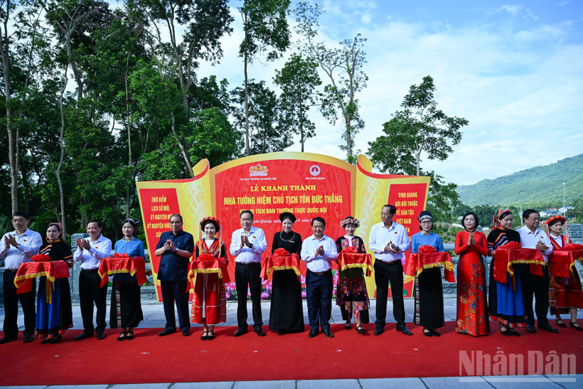 Chủ tịch Quốc hội Trần Thanh Mẫn cùng các đồng chí lãnh đạo, nguyên lãnh đạo Quốc hội và lãnh đạo tỉnh Tuyên Quang cắt băng khánh thành Nhà tưởng niệm Chủ tịch Tôn Đức Thắng.