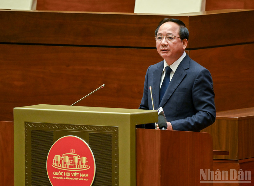 Đồng ch&iacute; Trịnh Văn Quyết, Ủy vi&ecirc;n Bộ Ch&iacute;nh trị, B&iacute; thư Trung ương Đảng, Trưởng ban Tuy&ecirc;n gi&aacute;o v&agrave; D&acirc;n vận Trung ương tr&igrave;nh b&agrave;y chuy&ecirc;n đề tại hội nghị to&agrave;n quốc nghi&ecirc;n cứu, học tập, qu&aacute;n triệt v&agrave; triển khai thực hiện Nghị quyết Đại hội XIV của Đảng. (Ảnh: DUY LINH)