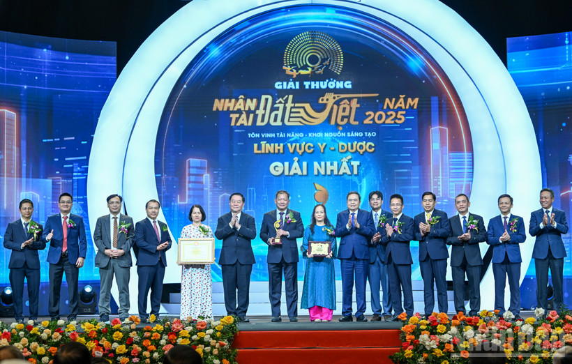 Chủ tịch Quốc hội Trần Thanh Mẫn và Trưởng ban Tuyên giáo và Dân vận Trung ương Nguyễn Trọng Nghĩa trao giải nhất lĩnh vực y dược cho nhóm tác giả. (Ảnh: DUY LINH) 