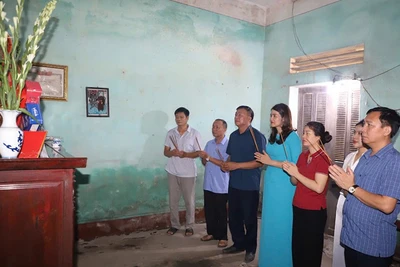 Các thành viên đoàn công tác dâng hương tưởng niệm nhà báo liệt sĩ.