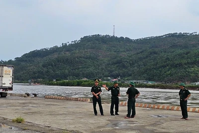 Bộ đội Biên phòng trao đổi về công tác phòng, chống bão số 3 ở Cảng cá Hòa Lộc, tỉnh Thanh Hóa.