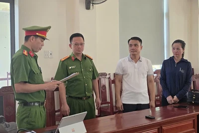 Cơ qua Công an thi hành quyết định khởi tố 2 bị can về tội giả mạo tronng công tác.