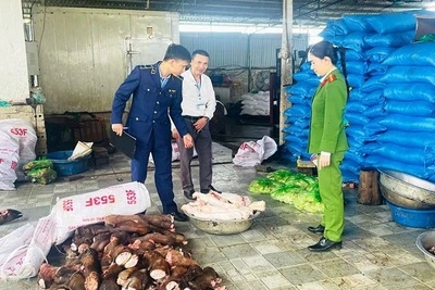 Lực lượng phối hợp kiểm tra cơ sở chế biến thực phẩm.