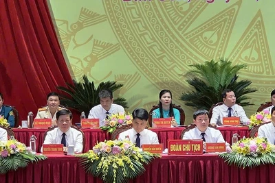 Đoàn Chủ tịch điều hành đại hội.