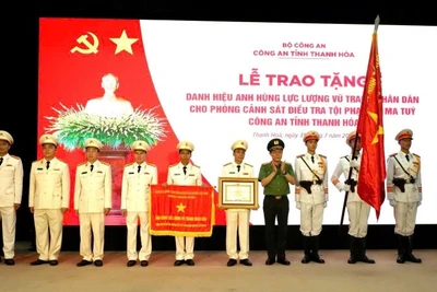 Thừa ủy quyền của Chủ tịch nước Lương Cường, Đại tướng Lương Tam Quang, Bộ trưởng Công an trao danh hiệu Anh hùng lực lượng vũ trang nhân dân cho tập thể Phòng PC04, Công an tỉnh Thanh Hóa.