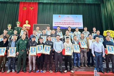 Lực lượng chức năng tỉnh Thanh Hóa tặng ảnh Bác Hồ cho các chủ phương tiện nghề cá.