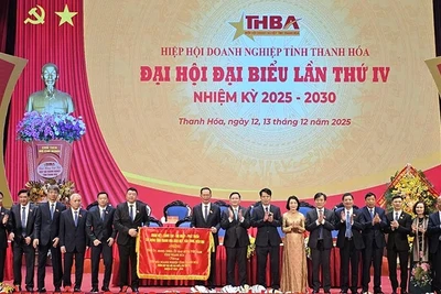 Tỉnh Thanh Hóa trao tặng Hiệp hội doanh nghiệp tỉnh bức trướng cùng kỳ vọng lớn.