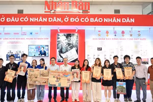 Đông đảo các bạn trẻ hào hứng đón nhận ấn phẩm đặc biệt của Báo Nhân Dân. (Ảnh: THẾ ĐẠI)