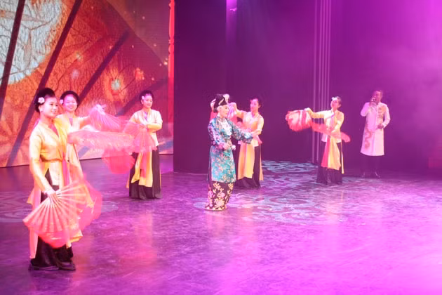 Hầu đồng lên sân khấu.