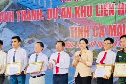 Đồng chí Lê Việt Thu (nữ), Ủy viên Ban Thường vụ Tỉnh ủy Cà Mau, Bí thư Đảng ủy phường Bạc Liêu, trao bằng khen của Ủy ban nhân dân tỉnh cho những đơn vị có thành tích xây dựng Khu Liên hợp thể thao tỉnh. (Ảnh: TRỌNG DUY)