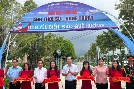 Bí thư Tỉnh ủy Cà Mau Nguyễn Hồ Hải và Phó Bí thư Tỉnh ủy, Chủ tịch Hội đồng nhân dân tỉnh Phạm Văn Thiều, các đồng chí lãnh đạo tỉnh Cà Mau tại lễ khai mạc triển lãm ảnh. (Ảnh: TRỌNG DUY)