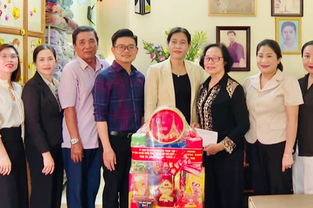 Thường trực Đảng ủy và Ủy ban nhân dân phường Bạc Liêu (tỉnh Cà Mau) tổ chức đến thăm, tặng quà gia đình thương binh tại địa phương. (Ảnh: HỒNG THƠ)