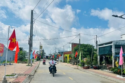 Nhờ Trung ương và tỉnh quan tâm hỗ trợ, cùng với sự nỗ lực của Đảng bộ và nhân dân, hôm nay các tuyến đường nông thôn ở Hưng Hội - xã có gần 30% đồng bào Khmer đã thật sự "thay da đổi thịt", ngày một khởi sắc. (Ảnh: TRỌNG DUY)