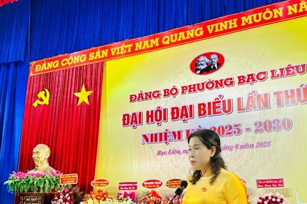 Đồng chí Tô Việt Thu, Ủy viên Ban Thường vụ Tỉnh ủy Cà Mau, Bí thư Đảng ủy phường Bạc Liêu nêu quyết tâm phấn đấu của Đảng bộ phường trong nhiệm kỳ mới 2025-2030. (Ảnh: TRỌNG DUY)
