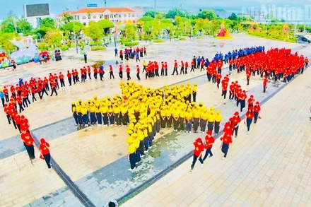 Quảng trường Hùng Vương (thuộc địa phận phường Bạc Liêu, tỉnh Cà Mau) diễn ra nhiều hoạt động tưng bừng chuẩn bị chào đón Quốc khánh 2/9. (Ảnh: PHẠM THANH ĐÔNG)