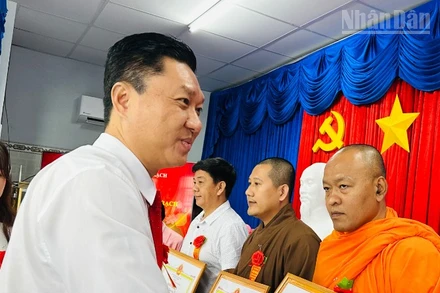 Bí thư phường Vĩnh Trạch (Cà Mau), đồng chí Ngô Hiếu Dân trao tặng giấy khen cho các vị sư sãi, chức sắc có thành tích tiêu biểu. (Ảnh: TRỌNG DUY)