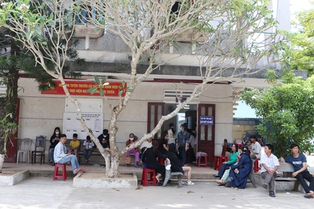 Toàn cảnh người dân trên địa bàn huyện Tiên Phước, tỉnh Quảng Nam cũ đến trụ sở Công an xã Tiên Phước làm căn cước công dân.