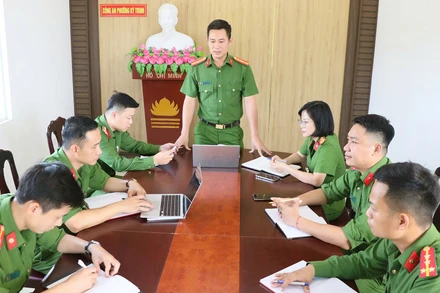 Thiếu tá Nguyễn Viết Đăng và các đồng nghiệp.