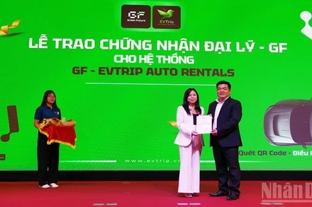 Trao chứng nhận đại lý chính thức của Green Future (GF) cho hệ thống EVTRIP.