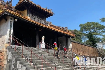 Học sinh tham quan tại Lăng vua Tự Đức (Huế).