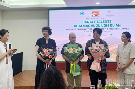 Nhà sản xuất Trần Thị Bích Ngọc tặng hoa và trò chuyện cùng các chuyên gia của chương trình.