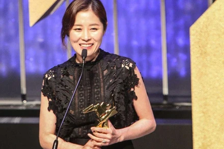 Moon So Ri nhận Giải thưởng điện ảnh châu Á. (Ảnh: Ban tổ chức Liên hoan phim)